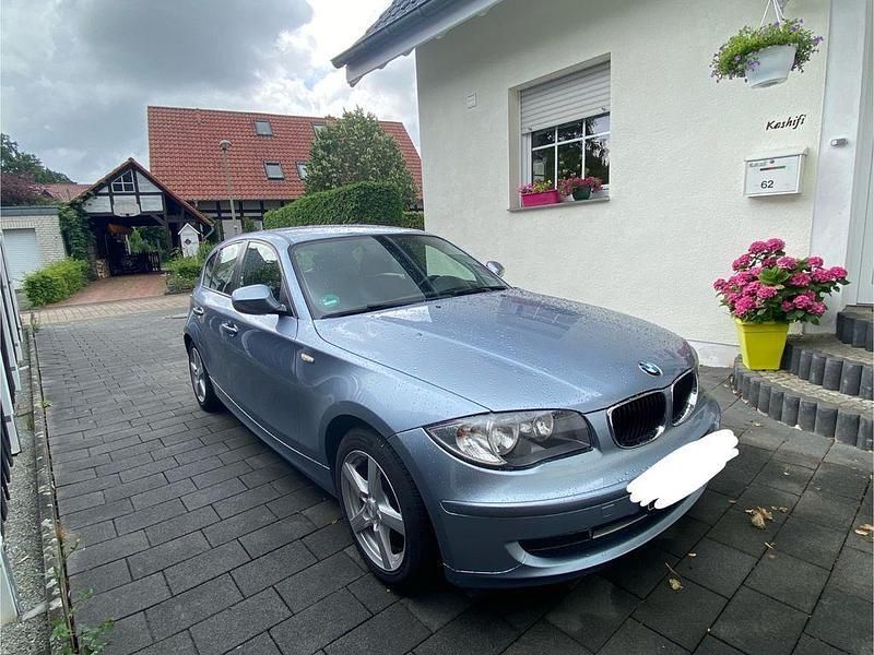 Blau Gebraucht 2011 BMW 118 Sport Line Kleinwagen | 4.499 € (Superpreis) - Bild 1/4