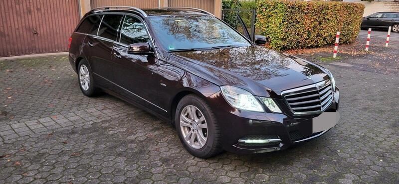 Braun Gebraucht 2010 Mercedes E200 Avantgarde Kombi | 10.999 € (Guter Preis) - Bild 1/4