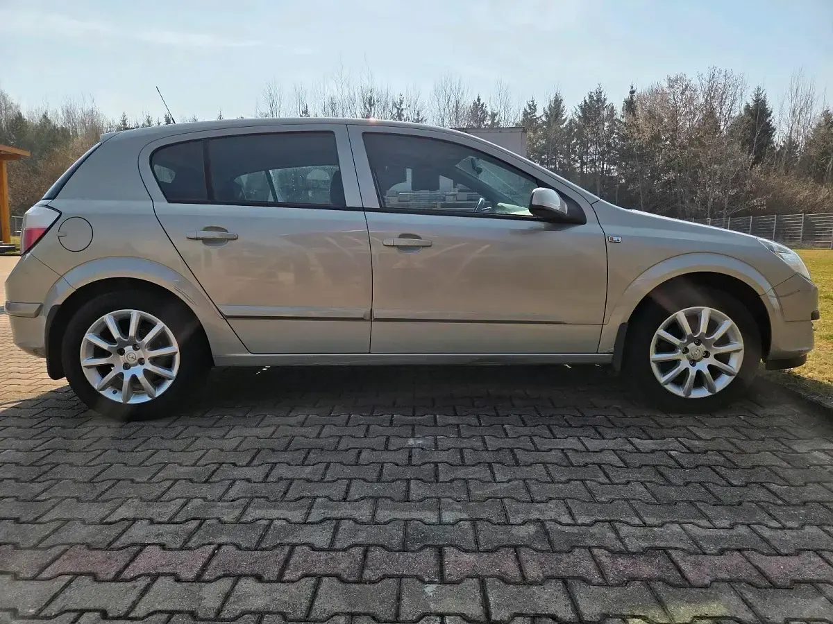 Używany Opel Astra 90 KM (66 kW) 2005 Srebrny Hatchback
