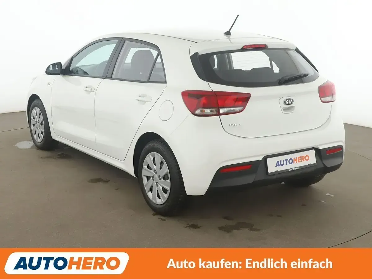Używany Kia Rio Attract 84 KM (61 kW) 2018 Biały Sedan/Limuzyna