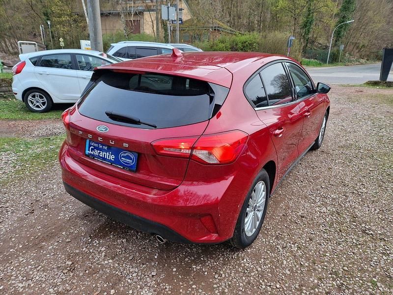 Gebraucht Ford Focus 125 PS (91 kW) 2021 Rot Limousine