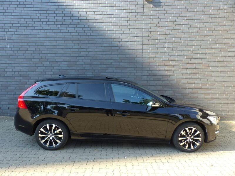 Onyx black Gebraucht 2018 Volvo V60 Linje Svart Kombi | 19.850 € (Fairer Preis) - Bild 1/4