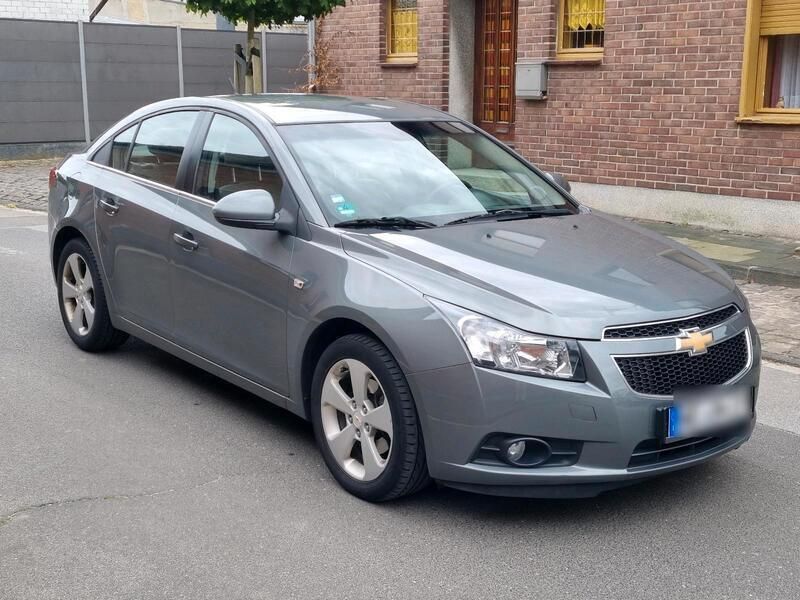 Grau Gebraucht 2011 Chevrolet Cruze Limousine | 4.900 € (Fairer Preis) - Bild 1/4