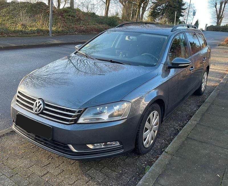 Grau Gebraucht 2011 VW Passat Kombi | 3.800 € (Guter Preis) - Bild 1/4