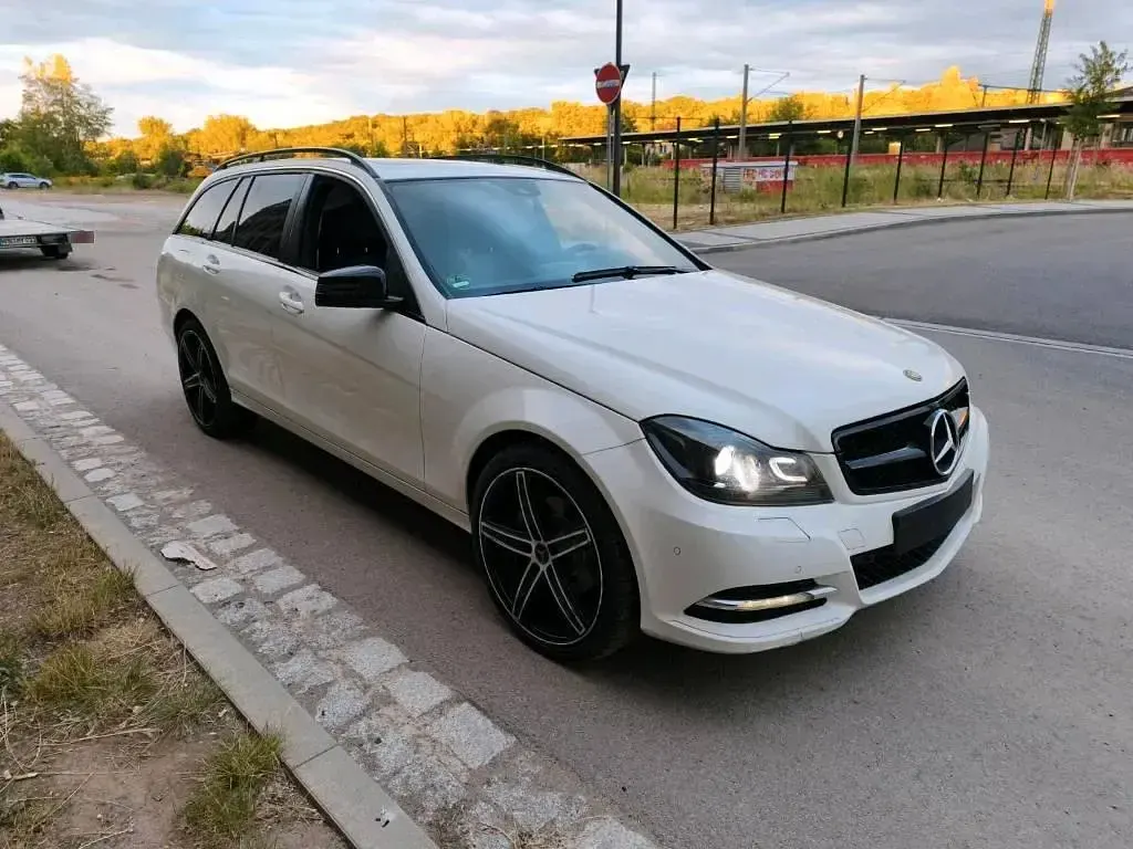 Gebraucht Mercedes 220 170 PS (125 kW) 2011 Weiß Kombi