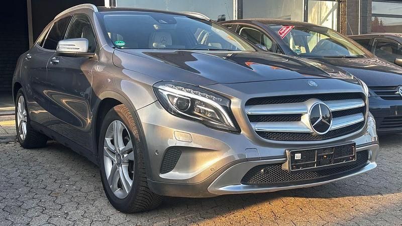 Grau Gebraucht 2016 Mercedes GLA200 SUV | 17.990 € (Guter Preis) - Bild 1/4