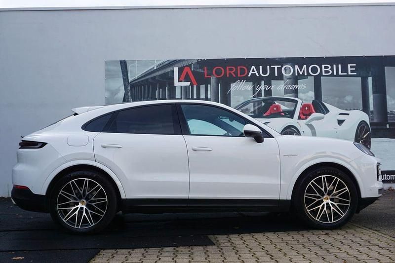 Weiß Gebraucht 2023 Porsche Cayenne E-Hybrid Coupe Coupé | 86.790 € (Superpreis) - Bild 1/4