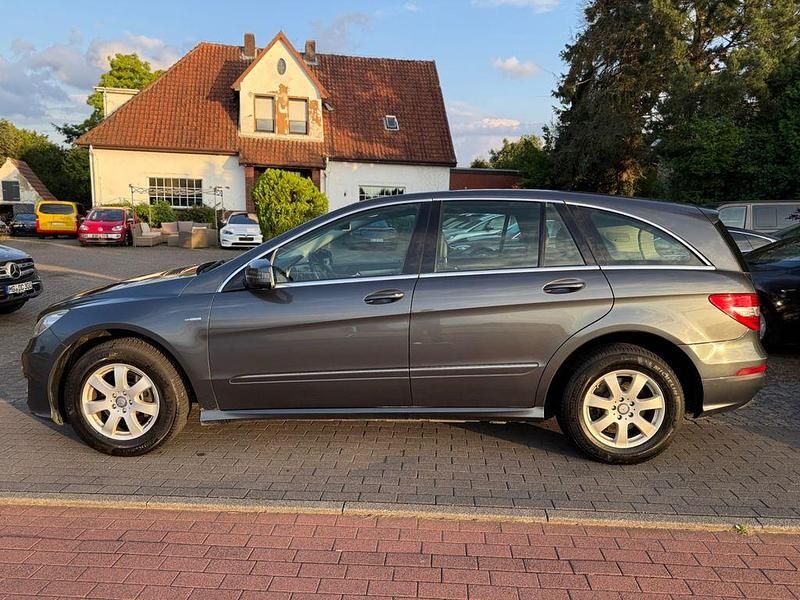 Grau Gebraucht 2011 Mercedes R300 Van / Kleinbus | 5.990 € (Fairer Preis) - Bild 1/4
