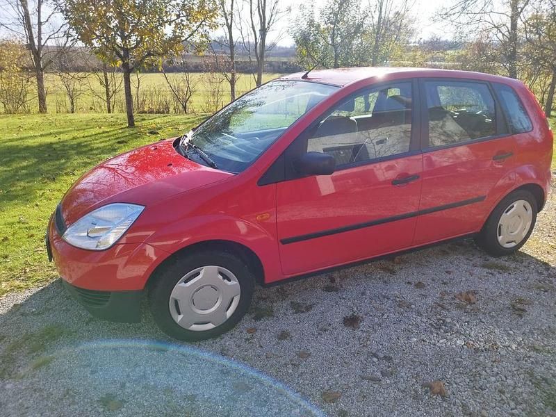Rot Gebraucht 2003 Ford Fiesta Ambiente Limousine | 1.600 € (Guter Preis) - Bild 1/4