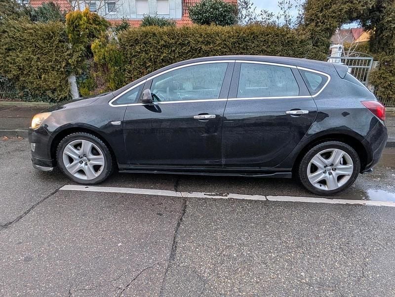 Gebraucht Opel Astra 140 PS (102 kW) 2010 Schwarz Limousine