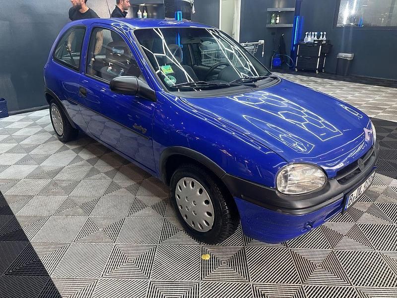Blau Gebraucht 1996 Opel Corsa Swing Limousine | 1.500 € (Etwas zu teuer) - Bild 1/4
