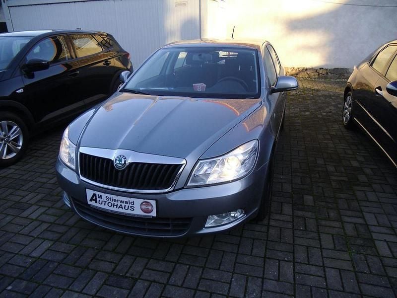 Platingrau metallic Gebraucht 2012 Skoda Octavia Family Limousine | 6.990 € (Fairer Preis) - Bild 1/4