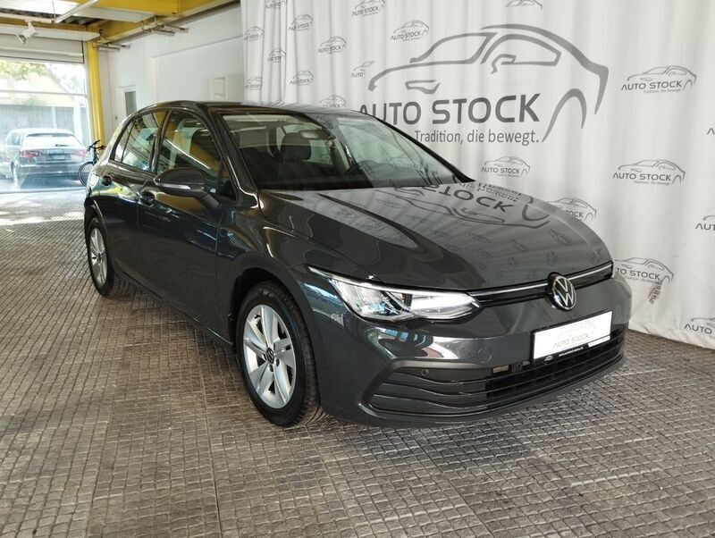 Grau Gebraucht 2023 VW Golf VIII Life Limousine | 20.950 € (Guter Preis) - Bild 1/4
