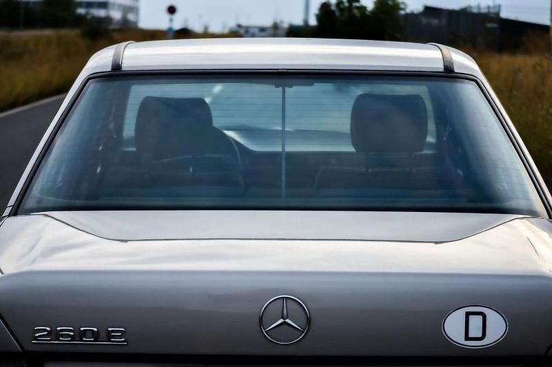 Gebraucht Mercedes E260 160 PS (117 kW) 1989 Silber Limousine