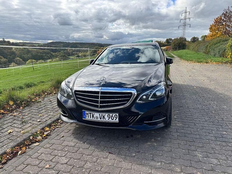 Schwarz Gebraucht 2013 Mercedes E200 Elegance Limousine | 11.400 € (Fairer Preis) - Bild 1/4