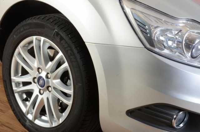 Gebraucht Ford Focus Ghia 146 PS (107 kW) 2009 Silber metallic Kombi