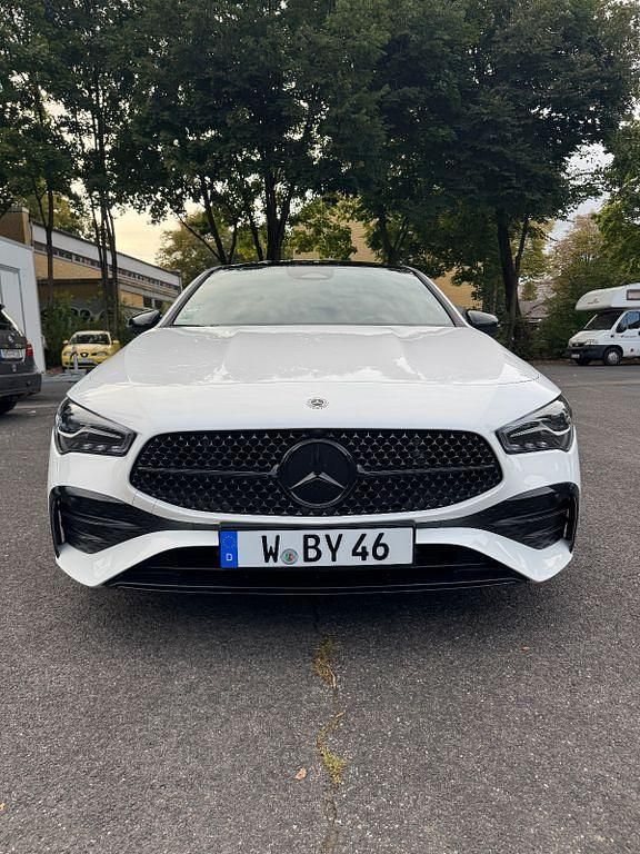 Weiß Gebraucht 2023 Mercedes CLA200 AMG line Coupé | 36.400 € (Fairer Preis) - Bild 1/4