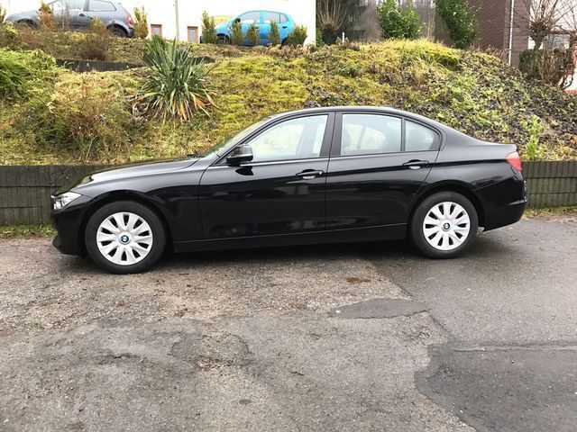 Gebraucht BMW 318 143 PS (105 kW) 2012 Schwarz metallic Limousine
