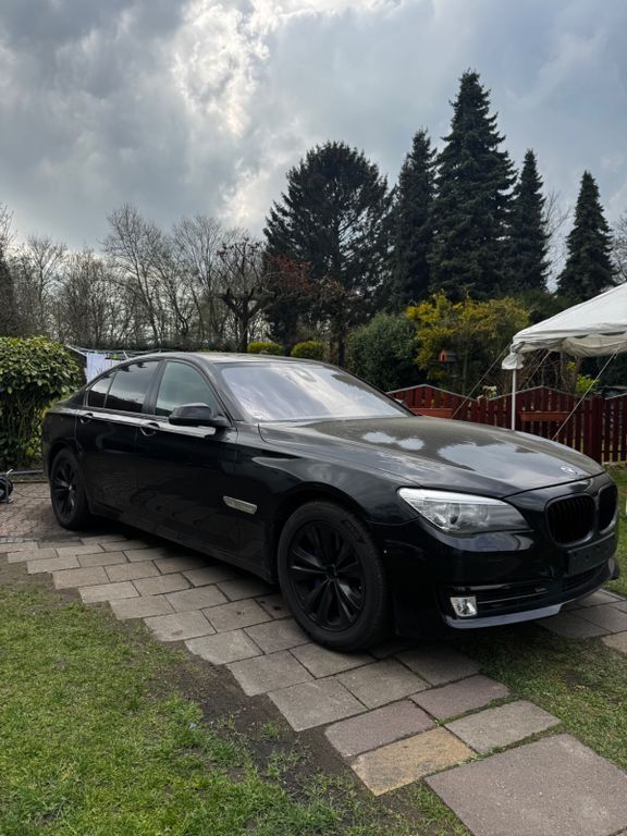 Schwarz Gebraucht 2014 BMW 750 Limousine | 18.399 € (Fairer Preis) - Bild 1/4