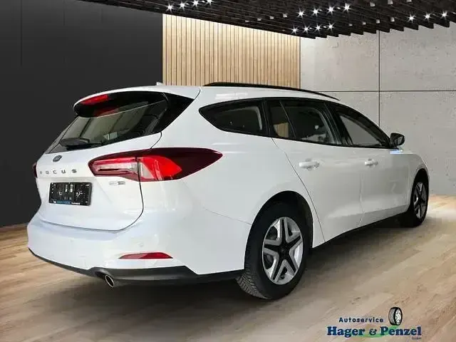 Używany Ford Focus Cool & Connect 125 KM (91 kW) 2022 Biały Sedan/Limuzyna