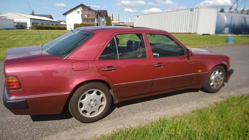 Gebraucht Mercedes E500 326 PS (239 kW) 1992 Rot Limousine
