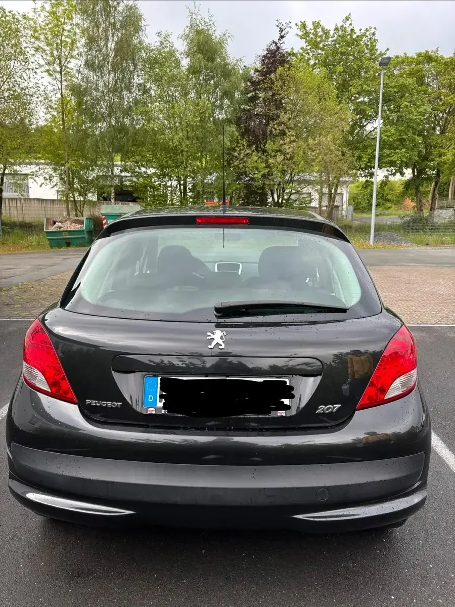 Gebraucht Peugeot 207 Tendance 95 PS (69 kW) 2011 Schwarz Kleinwagen