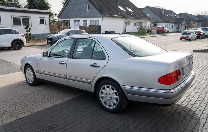 Gebraucht Mercedes E320 224 PS (164 kW) 1998 Silber Limousine