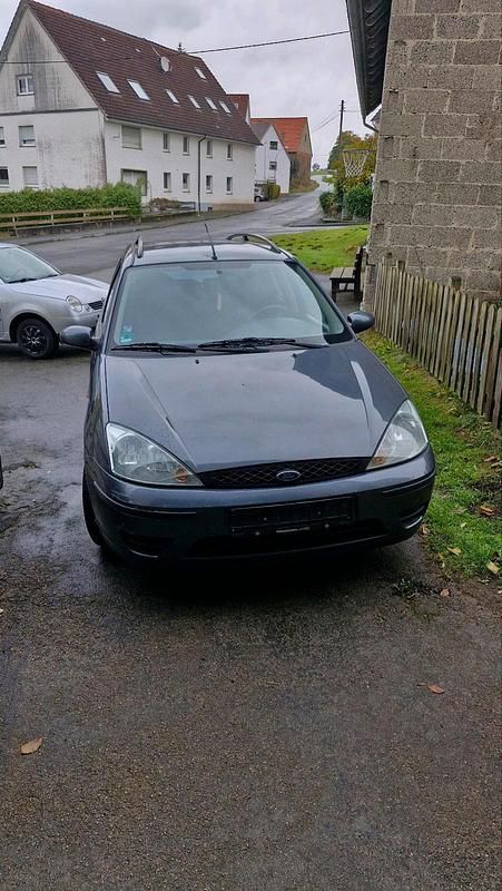 Grau Gebraucht 2003 Ford Focus Ambiente Kombi | 500 € (Guter Preis) - Bild 1/4