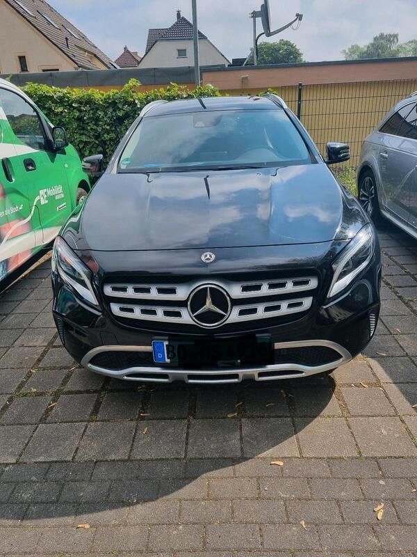 Schwarz Gebraucht 2018 Mercedes GLA250 SUV | 22.000 € (Fairer Preis) - Bild 1/4