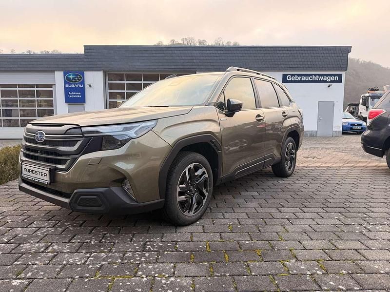 Neu Subaru Forester Active 136 PS (100 kW) 2026 Autum green metallic SUV