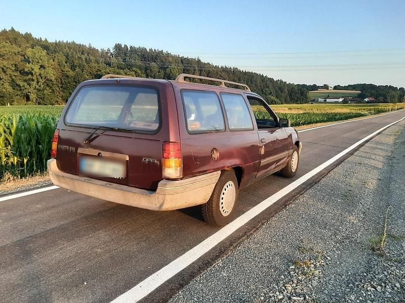 Rot Gebraucht 1991 Opel Kadett Kombi | 1.500 € - Bild 1/4