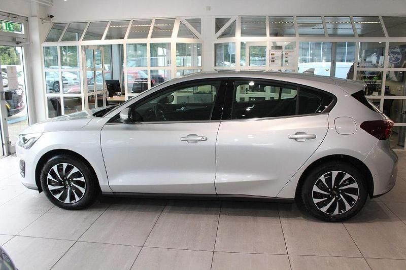 Neu Ford Focus Titanium 125 PS (91 kW) 2025 Silber Limousine