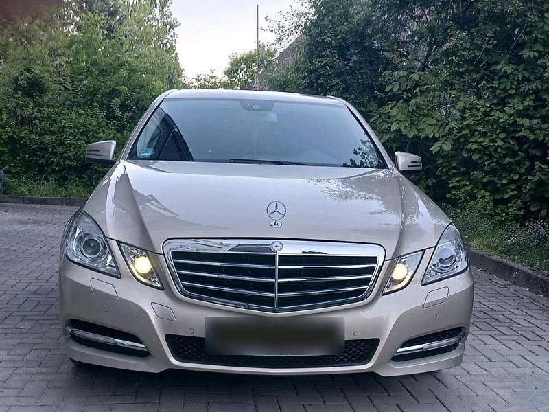 Gebraucht Mercedes E250 204 PS (150 kW) 2011 Gold Limousine