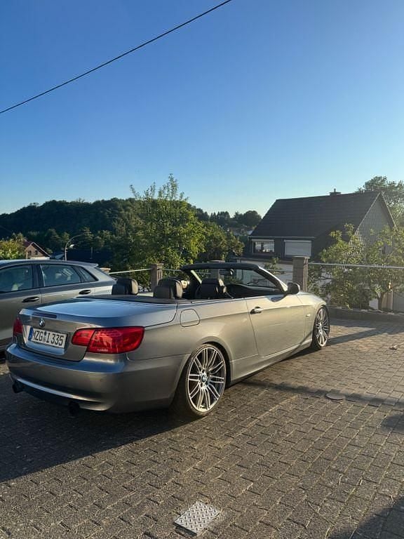 Silber Gebraucht 2011 BMW 335 Cabriolet Performance Cabrio | 20.999 € (Fairer Preis) - Bild 1/4