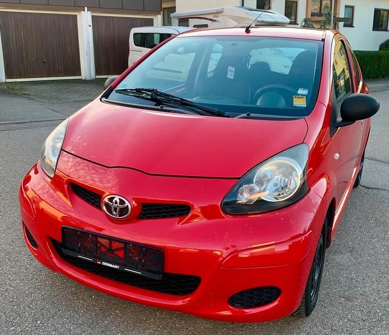 Rot Gebraucht 2010 Toyota Aygo Kleinwagen | 1.999 € (Guter Preis) - Bild 1/4