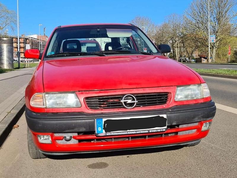Gebraucht Opel Astra 75 PS (55 kW) 1996 Rot Limousine