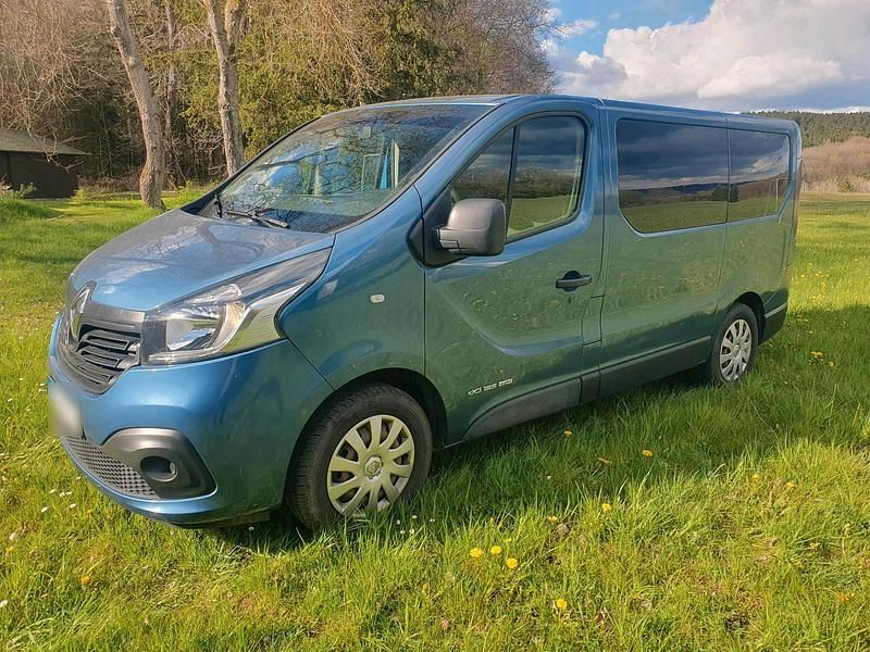 Second-hand Renault Trafic 130 CP (95 kW) 2017 Albastru Monovolum