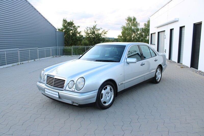 Silber Gebraucht 1998 Mercedes E280 Avantgarde Limousine | 4.750 € (Fairer Preis) - Bild 1/4