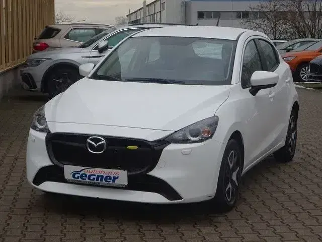 Używany Mazda 2 Center-Line 75 KM (55 kW) 2023 Biały Sedan/Limuzyna
