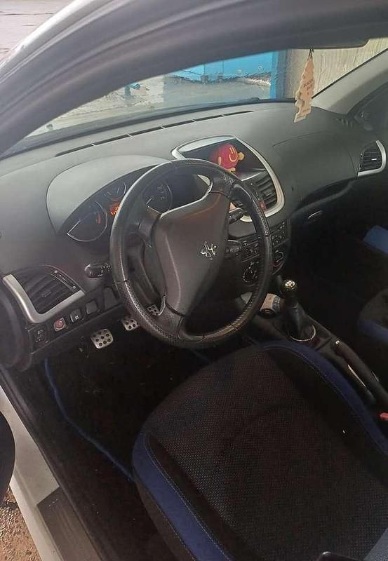 Gebraucht Peugeot 206 60 PS (44 kW) 2012 Weiß Limousine