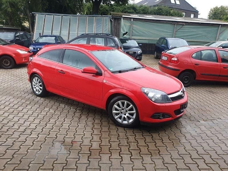 Rot Gebraucht 2009 Opel Astra GTC Selection Coupé | 2.550 € (Superpreis) - Bild 1/4