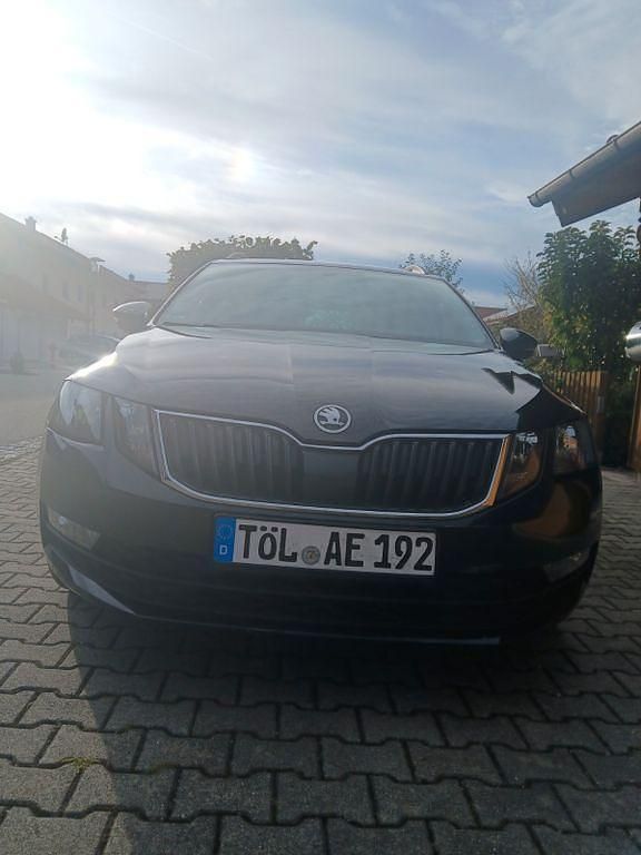 Schwarz Gebraucht 2018 Skoda Octavia Ambition Kombi | 11.200 € (Fairer Preis) - Bild 1/4