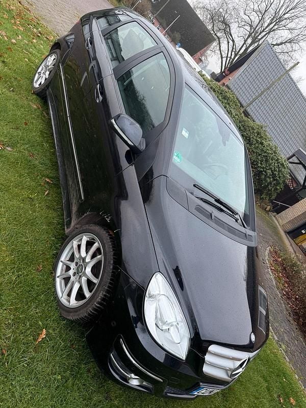 Gebraucht Mercedes 200 140 PS (102 kW) 2011 Schwarz Limousine