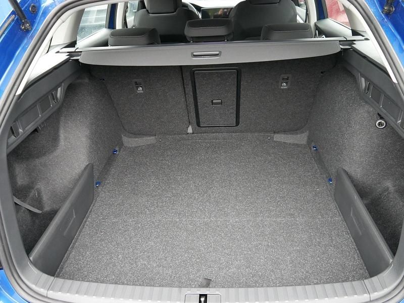 Neu Skoda Octavia Selection 2025 Raceblau metallic Kombi