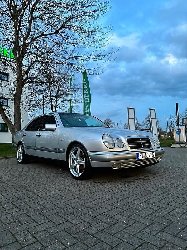 Silber Gebraucht 1999 Mercedes E200 Limousine | 3.500 € (Fairer Preis) - Bild 1/4
