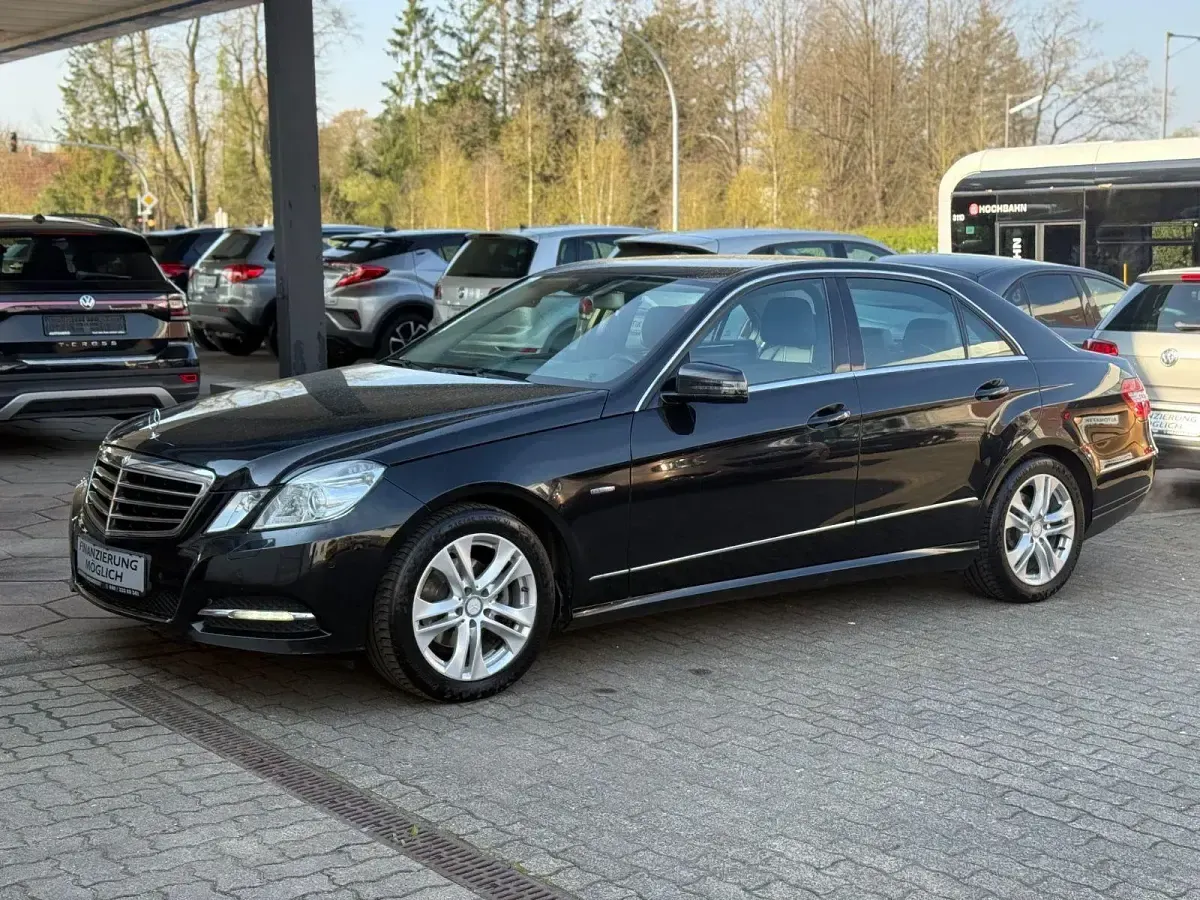 Gebraucht Mercedes E220 170 PS (125 kW) 2012 Schwarz Limousine