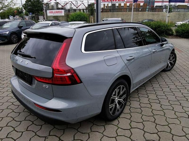 Gebraucht Volvo V60 Core 163 PS (119 kW) 2023 Vapour grey Kombi