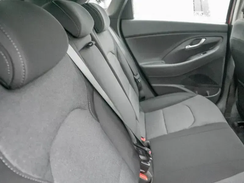 Gebraucht Hyundai i30 120 PS (88 kW) 2022 Rot Limousine