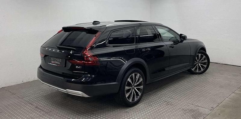 Gebraucht Volvo V90 CC Plus 197 PS (144 kW) 2023 Onyx black Kombi
