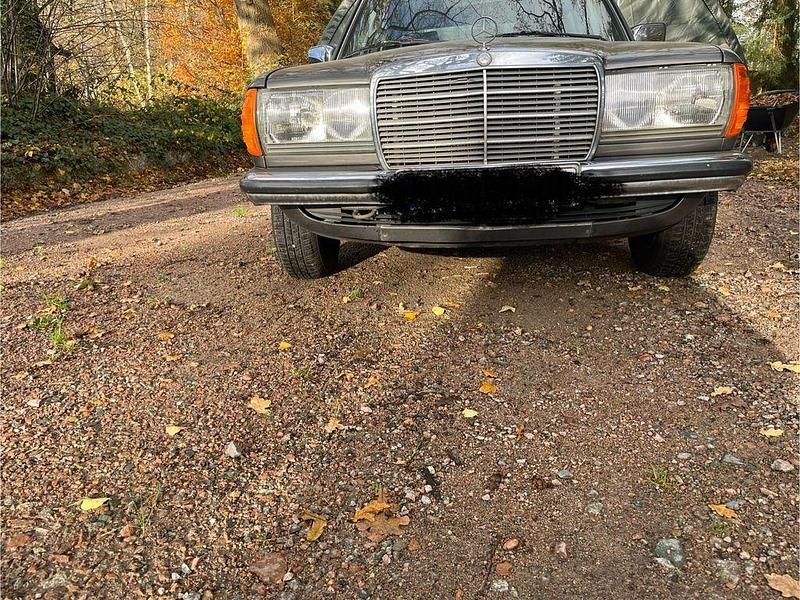 Gebraucht Mercedes 200 72 PS (52 kW) 1983 Grau Limousine